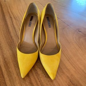 Tahari Yellow Suede Pumps! 💛
